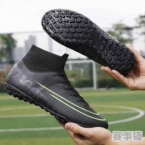 踢足球需穿钉鞋，男生们的必备装备